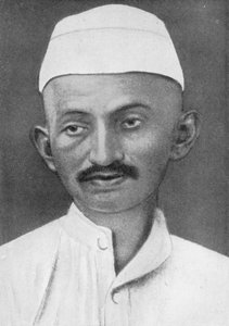 Mohandas Karamchand Gandhi 1869-1948, indisk nationalistisk leder, 1926 af Unbekannt