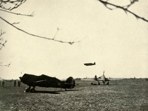 Morane 406 på Vassincourt Aerodrome med den franske Curtiss Hawk og Hurricane, 1939-1940, 1941. af Unbekannt