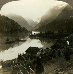 Loen-søen med bjergvægge - uovertruffen i skønhed og storhed - fra Seten-gården, Norge, c1905. af Unbekannt