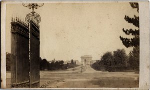 Paris kommune (1871): udsigt over Porte Maillot og Triumfbuen. Anonym fotografering. Print på pap Dim. 17x8 cm af Unbekannt
