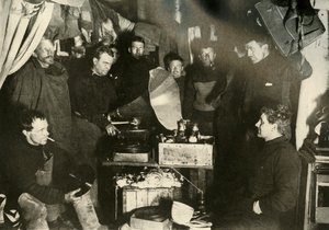 Musik i hytten, c1908, 1909. af Unbekannt