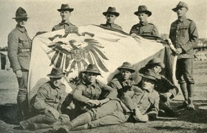 New Zealandske soldater med erobret tysk flag, Første Verdenskrig, 1914, c1920. af Unbekannt