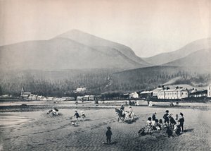 Newcastle, Co. Ned. - The Strand, med Slieve Donard, 1895 af Unbekannt