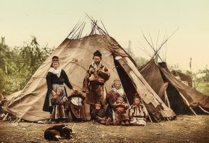 Norge. Rag (frø) - familie foran et telt. Omkring 1900. Fotokrom. Fotografering af Photoglob / Zürich af Unbekannt