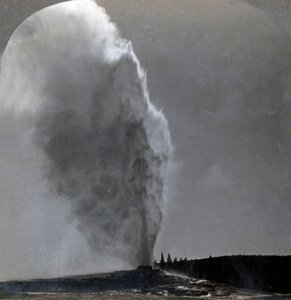 Old Faithful, Queen of Geysers, Yellowstone National Park, Wyo., U.S.A., 1904. af Unbekannt