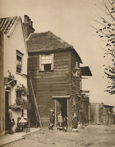 Gamle huse i Highgate fra hvis døråbninger landsbyboere så busserne passere., c1935. af Unbekannt