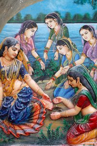 En dag da Radha gik for at møde Krishna, trådte hun på den tykke bark af en moden tamarindfrugt, og den skar hendes fod. Dette fik hende til at forsinke mødet med Krishna; derfor forbandede hun træet, at dets frugter ikke ville modnes. Vrindavan Inde af Unbekannt