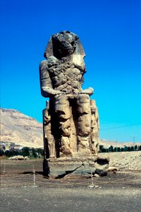 En af Memnons kolosser, nær Kongernes Dal, Egypten, 1300-tallet f.Kr. af Unbekannt