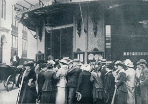 Uden for en af Paris proviantbutikker, da man frygtede en belejring af byen, c1914 af Unbekannt