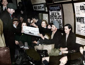 Papirsælger nede i undergrunden, London, ca. 1940 af Unbekannt