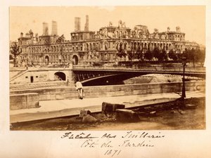 Paris Commune (1871): udsigt over Arcole-broen og Hotel de Ville efter branden i maj 1871. Anonym fotografering. Print på pap af Unbekannt