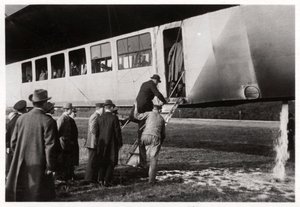 Passagerer ombord på Zeppelin LZ 11 Viktoria Luise, c1912-1914 1933 af Unbekannt