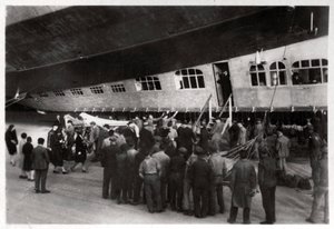 Passagerer ombord på Zeppelin LZ 127 Graf Zeppelin, 1933 af Unbekannt