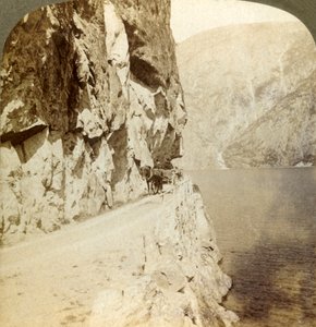 Stien sprængtes ud af de tårnhøje klipper til en vej omkring Oifjords Lake, Norge, 1905. af Unbekannt