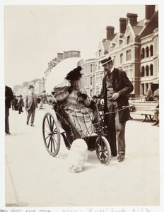 Patientpleje, kørestole Kvinde i badestol, ca 1900 af Unbekannt