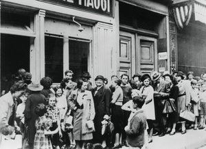 Folk i kø uden for en mejeributik, tysk-besatte Paris, 26. juli 1940 af Unbekannt