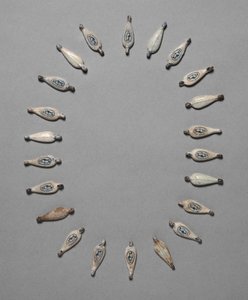 Kronbladformede perler, ca. 1391-1353 f.Kr. af Unbekannt
