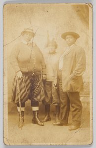 Fotografisk postkort af tre uidentificerede kvinder, 1904-1918. af Unbekannt