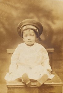 Fotografisk postkort med billede af et lille barn, 1918-1930. af Unbekannt