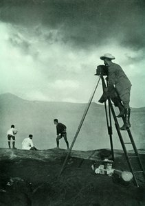 Fotografering ved Craters Lip, Aso-San, 1910. af Unbekannt