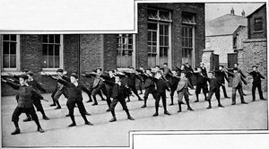 Fysisk øvelse på en London-skole, c1900 1901 af Unbekannt