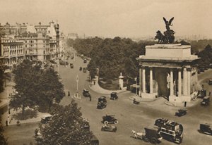 Piccadilly and the Quadriga of Constitution Hill, c1935. af Unbekannt