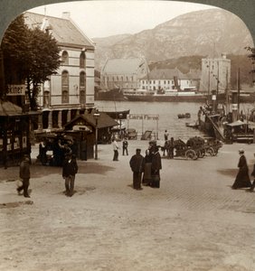 Malerisk gammel fæstning Bergenhus, fra en plads i moderne by, Bergen, Norge, 1905. af Unbekannt