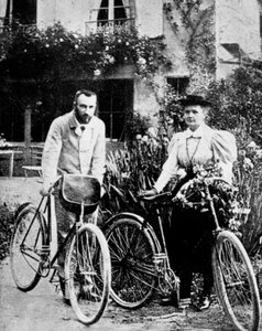 Pierre og Marie Curie, franske fysikere, forbereder sig på at cykle af Unbekannt
