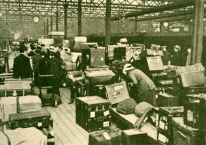 Bunker af bagage på Charing Cross Station, 1930. af Unbekannt