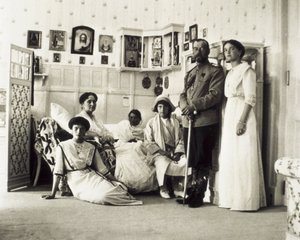 Portræt af zar Nicholas II (1868-1918) med sin familie, fra venstre mod højre Tatiana, Alexandra (hans kone), Anastasia, Maria og Olga, ca. 1910 (s/h-billede) af Unbekannt