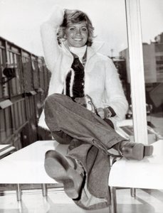 Portræt af den australske sangerinde og komiker Olivia Newton John (f.1949), London, 23/05/1975 (s/h foto) af Unbekannt
