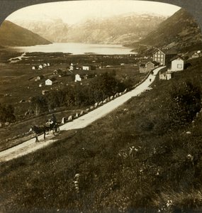 Smuk landsby med bjergvægge og Roldalsø, i det barske Vestnorge, c1905. af Unbekannt