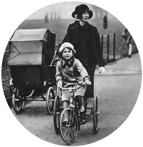 Prinsesse Elizabeth kører på en trehjulet cykel, marts 1932, 1937 af Unbekannt