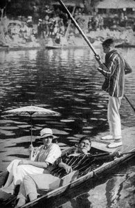 Punting on Themsen, c1922 af Unbekannt