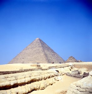 Pyramide ved Giza, Egypten, Det Gamle Kongerige, c26. århundrede f.Kr af Unbekannt