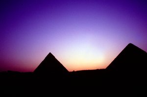 Pyramiderne i Giza, Egypten, ved solnedgang, c26. århundrede f.Kr af Unbekannt
