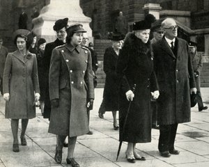 Dronning Mary, prinsesse Elizabeth, prinsesse Margaret..., våbenstilstandsdag, 1945, 1951. af Unbekannt