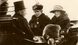 Queen Mary med Princess Royal og Viscount Lascelles, 1923. af Unbekannt