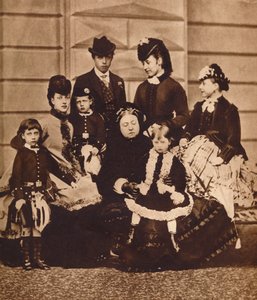 Dronning Victoria med sin svigerdatter og børnebørn, c1880 1935 af Unbekannt