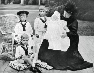 Dronning Victoria med sine oldebørn i Osborne House, Isle of Wight, 1900 af Unbekannt