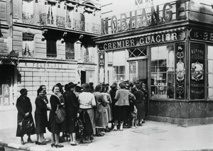 Kø af kvinder uden for en mejeributik, tysk-besatte Paris, 28. juni 1940 af Unbekannt