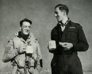 RAF-personale nyder en kop te, Malta, Anden Verdenskrig, 1942 1944. af Unbekannt