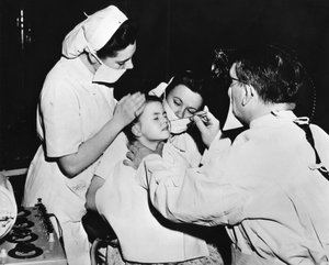 Radiumbehandling for at helbrede en næseinfektion, Frankrig, c1947-1951 af Unbekannt