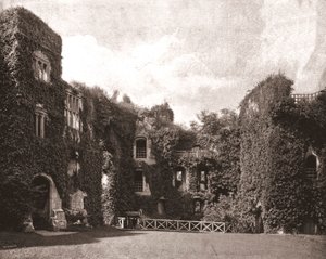 Raglan Castle, Monmouthshire, Wales, 1894. af Unbekannt