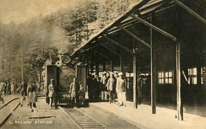 Jernbanestation, c1918-c1939. af Unbekannt
