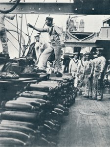Modtagelse af granater til flådekanonerne på dækket af et slagskib, c1914 af Unbekannt