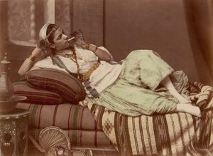 Liggende kvinde ryger, 1870-90. af Unbekannt