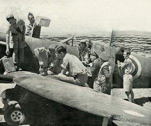 Tankning og genbevæbning af Spitfire-krigere, Malta, Anden Verdenskrig, 1942 1944. af Unbekannt