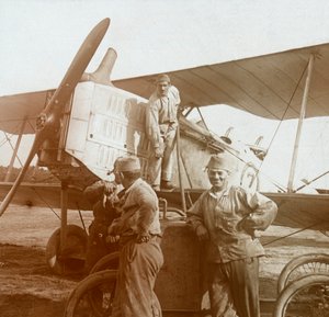 Tankning biplan, c1914-c1918 af Unbekannt