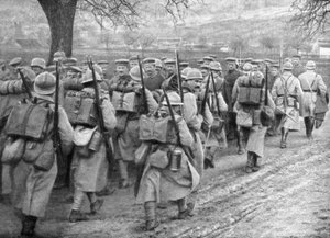 Fransk nødhjælp passerer en linje af fanger, Plessis-de-Roye, Picardie, Frankrig, 30. marts 1918 af Unbekannt